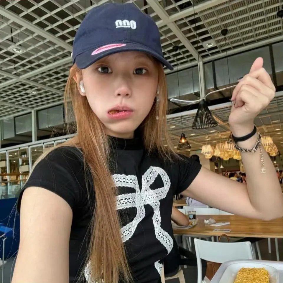 拿针的女孩 海报